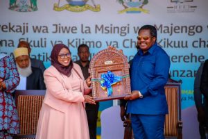 Dkt. Nchimbi Aweka Jiwe la Msingi wa Maabara za Sayansi na Skuli ya Kilimo SUZANa mwandishi wet(2)